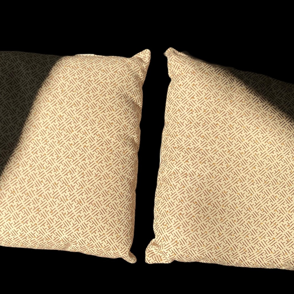 Throw pillows - Picture 4 of 4